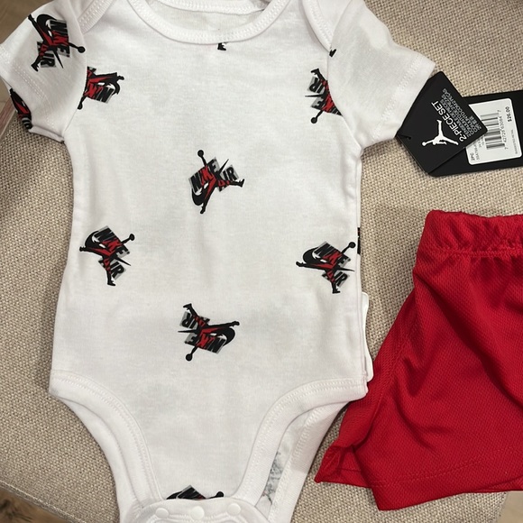 Jordan 6M 2-Piece set (onesie & shirts) - Picture 4 of 6